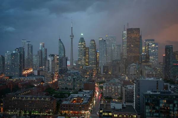 Toronto Kanada 'nın finans bölgesi bir fırtına sırasında — Stok fotoğraf