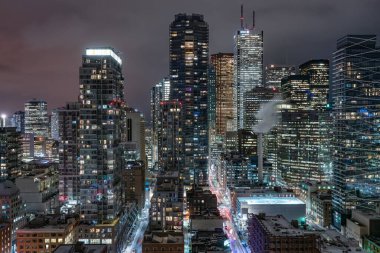 Toronto Kanada 'nın finans bölgesi alacakaranlıkta.