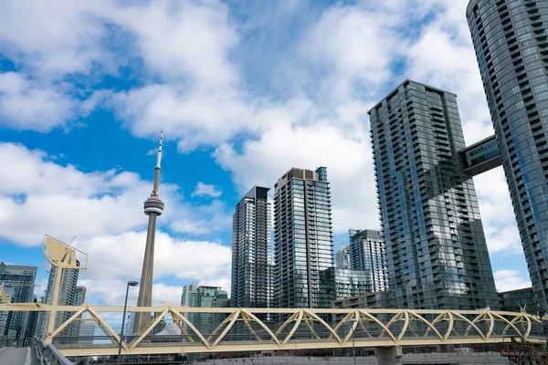 TORONTO, ONTARIO CANADA - AUGUST 23, 2021: Torontos CityPlace condominiums near Lake Ontario — Stock Photo, Image