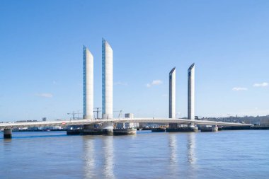 Pont Jacques Chaban Delmas Bordeaux Fransa 'da gündüz vakti 
