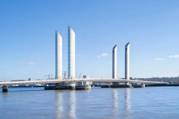 Die Pont Jacques Chaban Delmas in Bordeaux Frankreich während des Tages — Stockfoto
