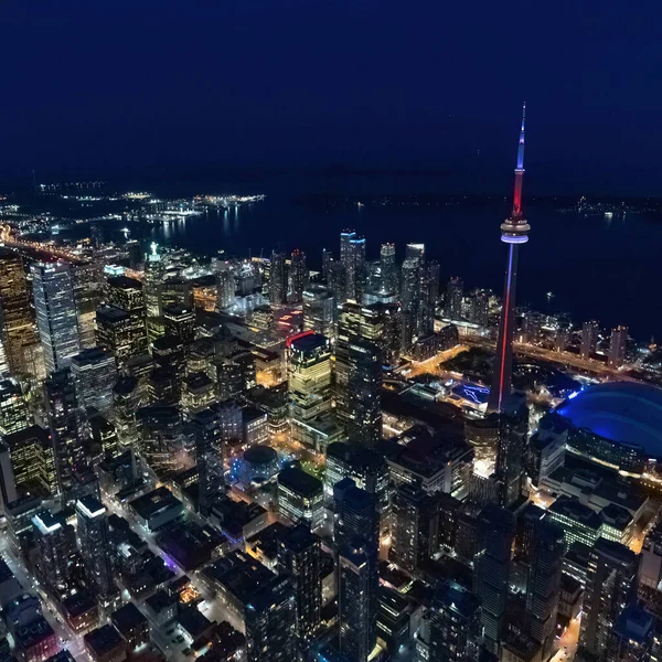 Toronto 'nun kuzeybatısında çekilen hava fotoğrafı gece bir helikopterden görüldü.