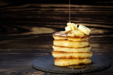  üzerine şurup dökülen birkaç taze, lezzetli, kırsal, kızarmış krep.