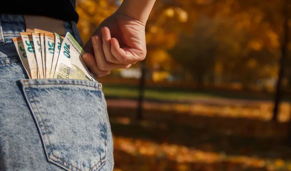Banknotların banknotları kot pantolonların arka cebinde.