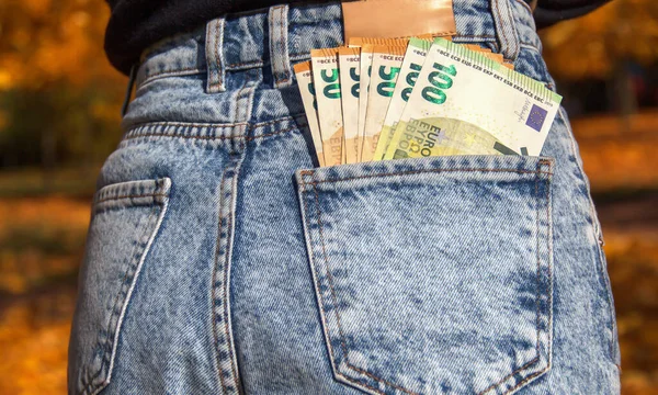 Banknotların banknotları kot pantolonların arka cebinde.