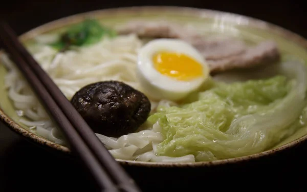 Egy tál ázsiai leves gombával, tojással, tésztával és hússal — Stock Fotó