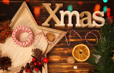 Yıldız, dal ve portakallı Noel kompozisyonu