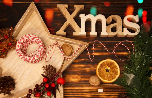 Yıldız, dal ve portakallı Noel kompozisyonu