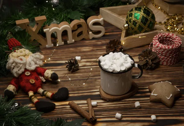 Cocoa mug with marshmallow and Christmas decorations on a wooden table — Stock Photo, Image