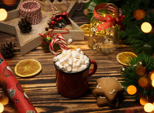 Noel kartı, zencefilli ekmek, kakao, marşmelov ve çelenk.