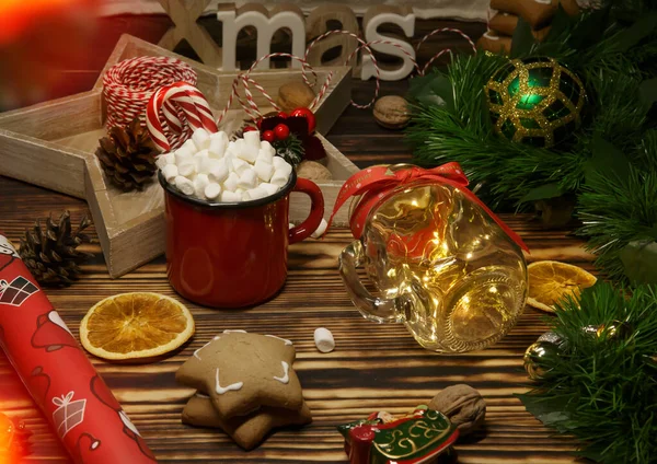 Çelenkli Noel süsü ve şekerli bir fincan kakao. 