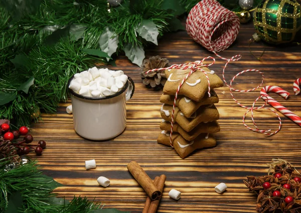 Bir kupa sıcak çikolata, lokum ve zencefilli kurabiye ile Noel süslemesi.