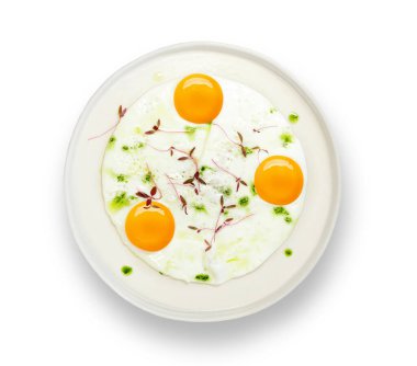 Çırpılmış yumurta ve kokulu İtalyan otları.