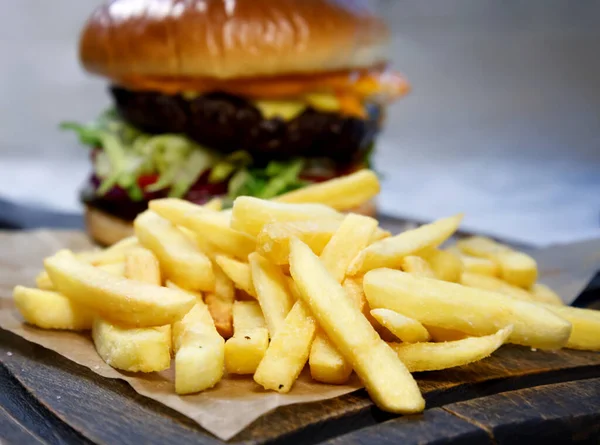 Tahta masada hamburgerli patates kızartması, fast food konsepti. 