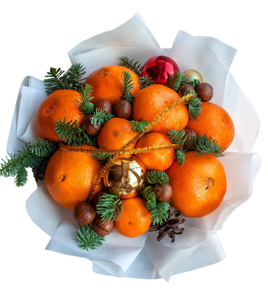 Neujahrsstrauß aus Orangen, Mandarinen, Kugeln, Macadamia-Nüssen, Fichten, Zapfen auf einem isolierten weißen Hintergrund. Ein Weihnachtsstrauß. Ein Geschenk für Fans gesunder Ernährung. Feiertagsdekor für Tisch. — Stockfoto