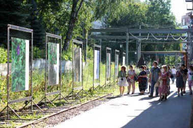 Perm, Rusya - 08.01.2021 Shpagin fabrikasında Güzel Yabani otlar Sergisi. Perm Bölgesi 'nin nadir bitki türleri hakkında bir gezi. Rehber ve turistler. Eğitici aktiviteler. rehber ve dinleyiciler