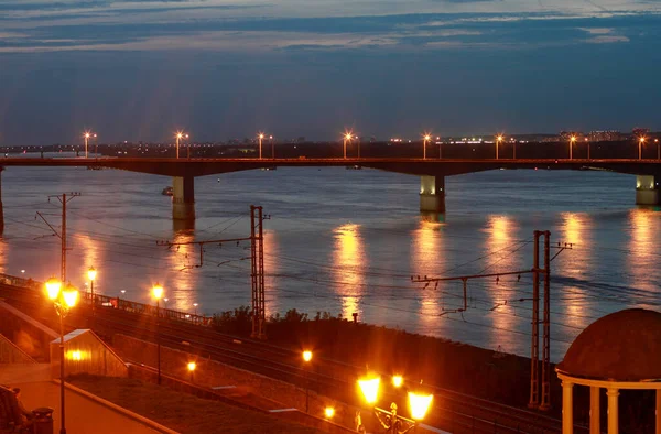 Perm, Rusya - 09.14.2019 Akşam Seddi, Köprü ve Işıklar — Stok fotoğraf