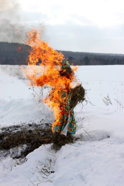 Shrovetide oyuncağı samandan yapılmıştı. Baharın geleceğine dair bir inanç olarak Shrovetide 'de yanıyordu. Dikey fotoğraf.