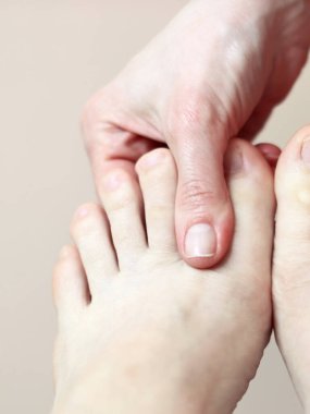 Çıplak ayak, ayak masajı, pedikür ve ayak bakımı..