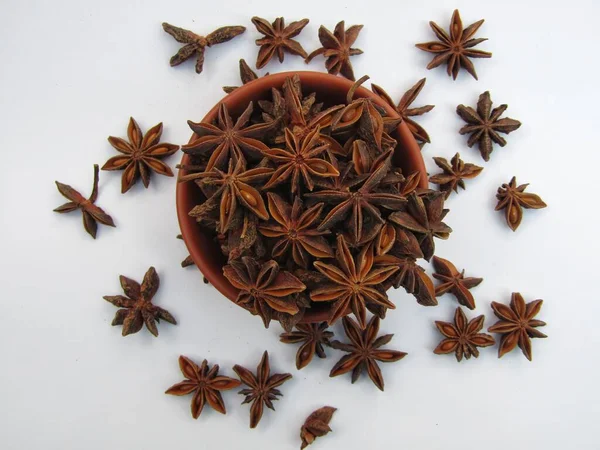 Beyaz arka planda bir kasede yıldız anason 'u 