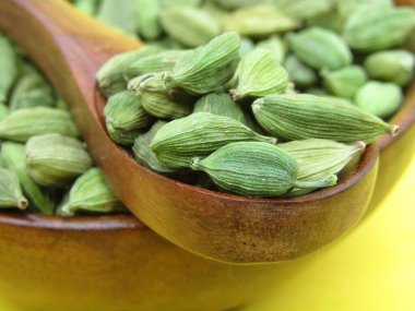 Ahşap kaşıkta yeşil kakule yakın çekim 