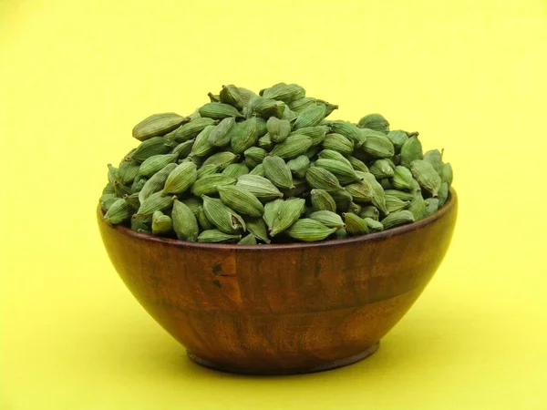 Cardamomo Verde Bol Sobre Fondo Amarillo — Foto de Stock