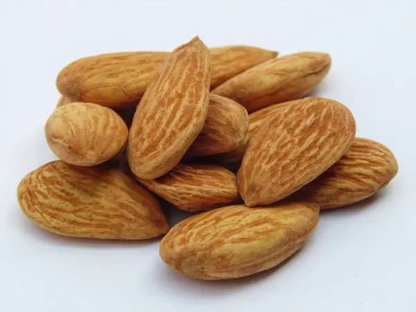 Almond Pada Tampilan Close Latar Belakang Putih — Stok Foto