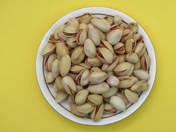 Pistachio tabağın üstünde. 