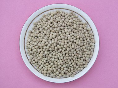 Tabak manzaralı beyaz biberler 