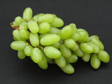 Siyah arkaplanda meyveler 