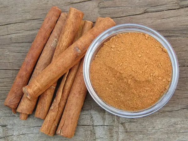 Tarçın tozu kasenin üstünde. 