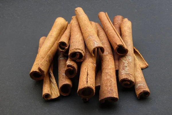 Siyah arka plan üzerine tarçın 