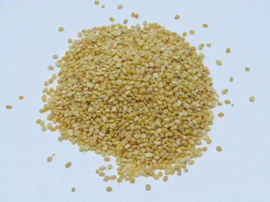 Beyaz arkaplanda moong dal 