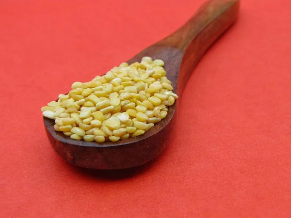 Moong Dal Wooden Spoon — 图库照片