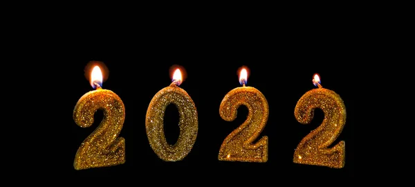 新年2022を祝う キャンドルの燃焼 ハッピーニューイヤー2022のシンボル 暗い背景の番号2022 — ストック写真