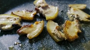 Sıcak yemek pişirmek. Çırpılmış yumurta ve pastırma bir mutfak tavasında kızartılır. Sıkı bir kahvaltı hazırla..