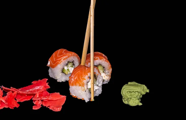 Sushi Tradicional Filadelfia Con Salmón Avacado Queso Sobre Fondo Negro — Foto de Stock