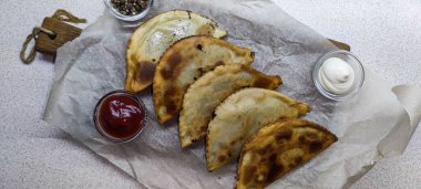 Özbek doğu Tatar mutfağı, etli cheburek. Geleneksel Türk ve Moğol yemeği.