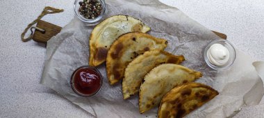 Özbek doğu Tatar mutfağı, etli cheburek. Geleneksel Türk ve Moğol yemeği.