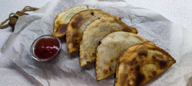 Özbek doğu Tatar mutfağı, etli cheburek. Geleneksel Türk ve Moğol yemeği.