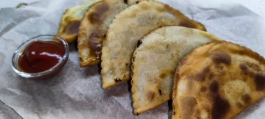 Özbek doğu Tatar mutfağı, etli cheburek. Geleneksel Türk ve Moğol yemeği.