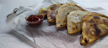 Özbek doğu Tatar mutfağı, etli cheburek. Geleneksel Türk ve Moğol yemeği.