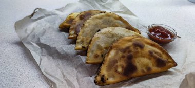 Özbek doğu Tatar mutfağı, etli cheburek. Geleneksel Türk ve Moğol yemeği.