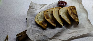 Özbek doğu Tatar mutfağı, etli cheburek. Geleneksel Türk ve Moğol yemeği.