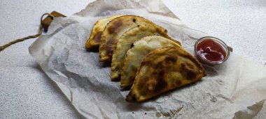 Özbek doğu Tatar mutfağı, etli cheburek. Geleneksel Türk ve Moğol yemeği.