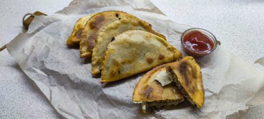 Özbek doğu Tatar mutfağı, etli cheburek. Geleneksel Türk ve Moğol yemeği.