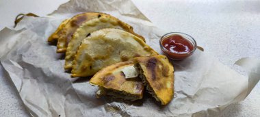 Özbek doğu Tatar mutfağı, etli cheburek. Geleneksel Türk ve Moğol yemeği.