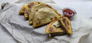 Özbek doğu Tatar mutfağı, etli cheburek. Geleneksel Türk ve Moğol yemeği.