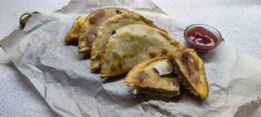 Özbek doğu Tatar mutfağı, etli cheburek. Geleneksel Türk ve Moğol yemeği.