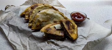 Özbek doğu Tatar mutfağı, etli cheburek. Geleneksel Türk ve Moğol yemeği.